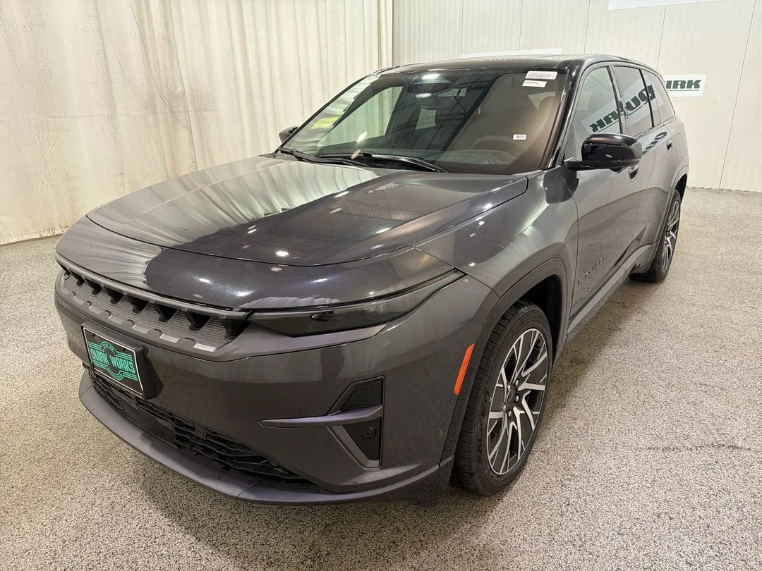 Used 2025 Baltic Gray Metallic Clearcoat Jeep Limited image 4