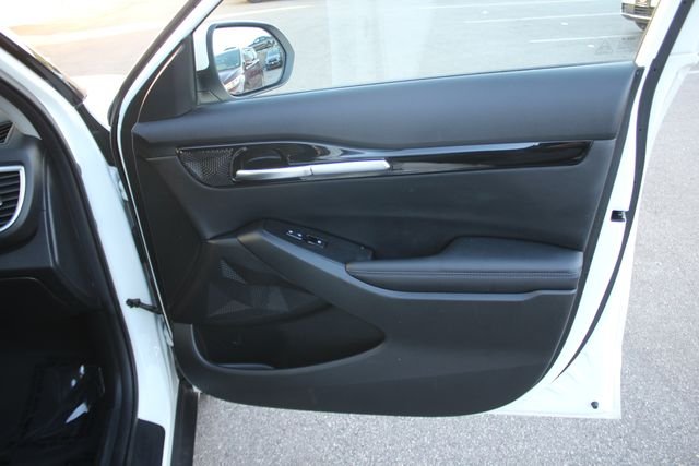 Used 2023 White Kia S image 30