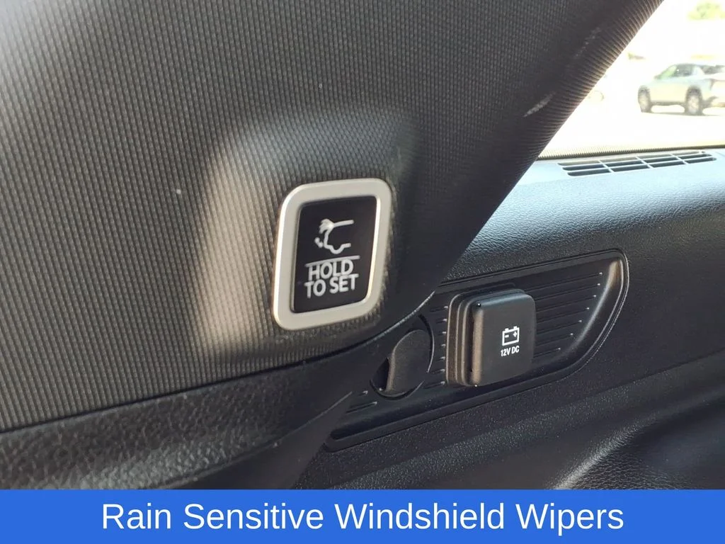 Used 2025 White/off-white Jeep Altitude image 33
