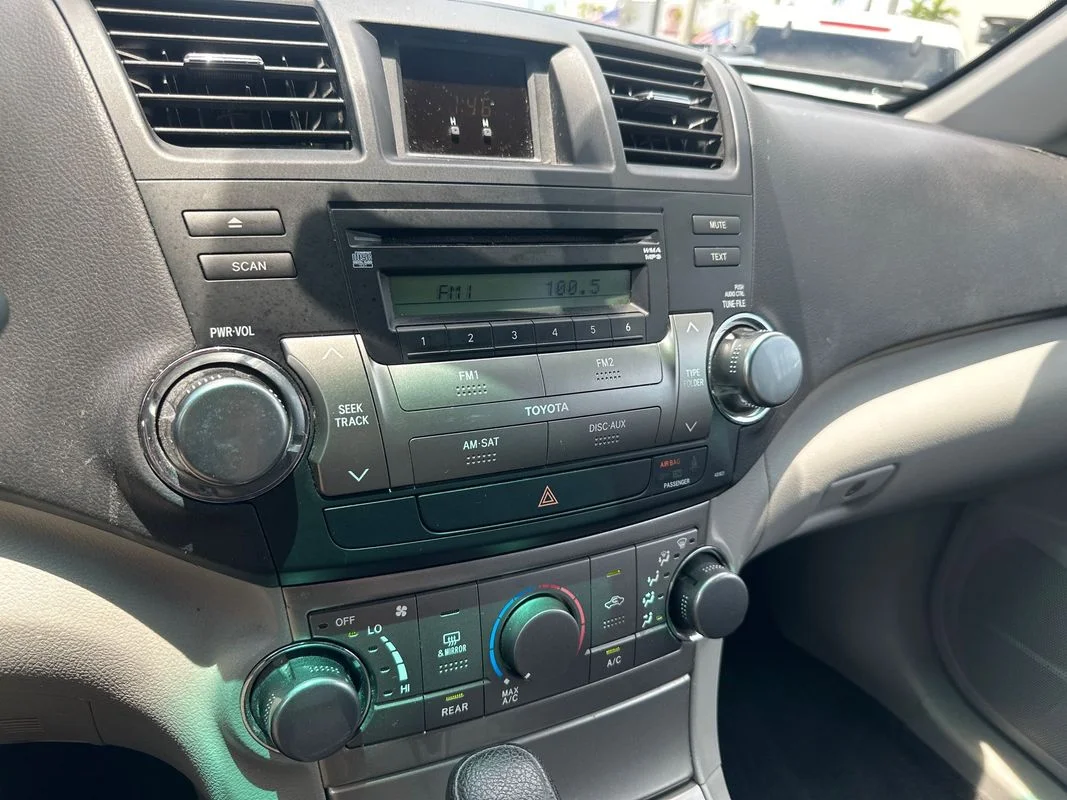 Used 2011  Toyota Base V6 image 19