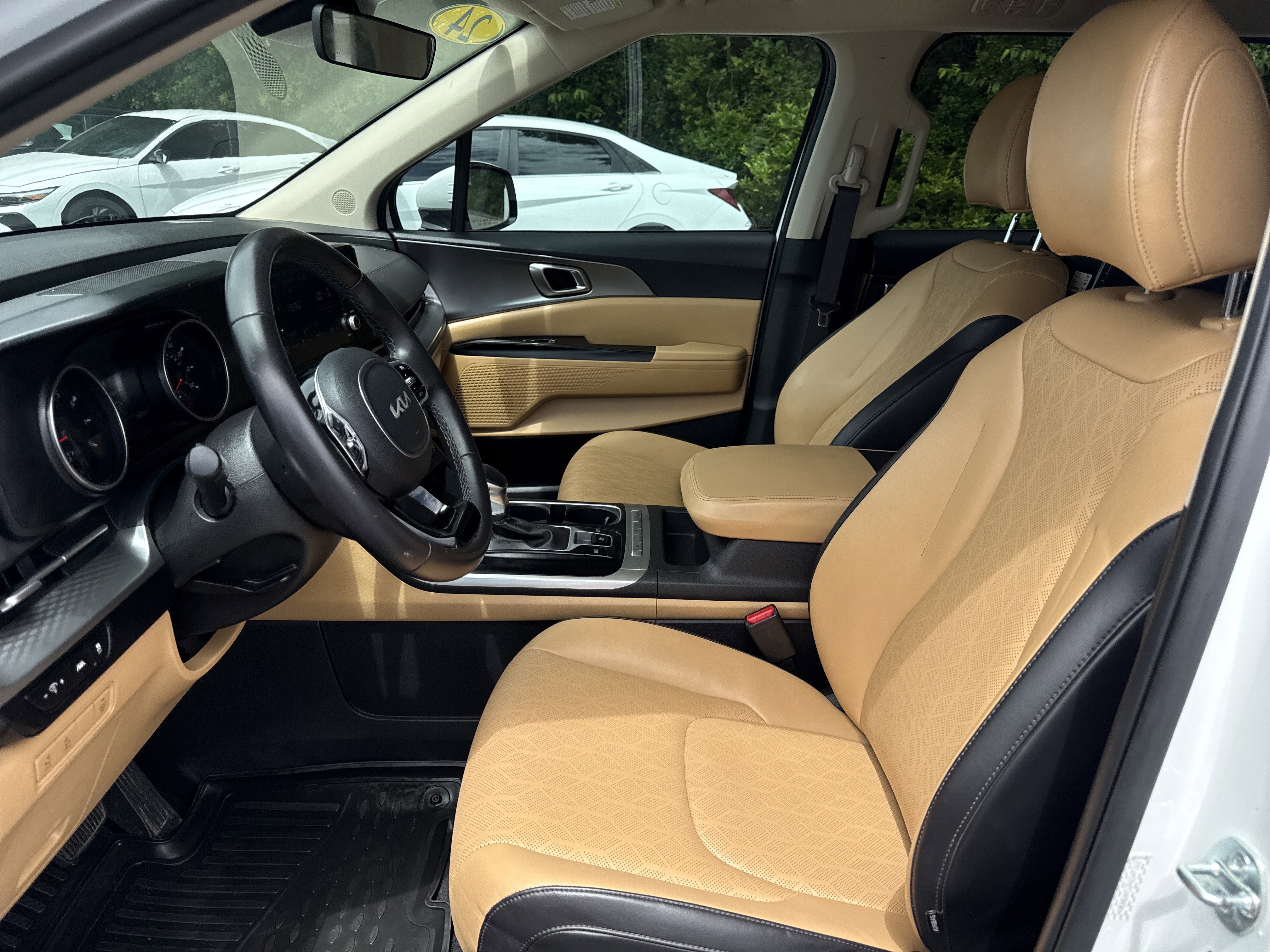 Used 2024 Snow White Pearl Kia LX image 11