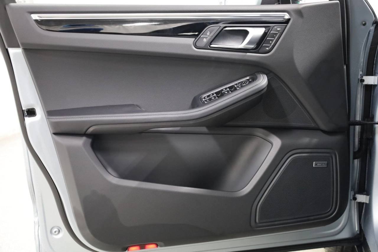New 2026 Dolomite Silver Metallic Porsche S image 16