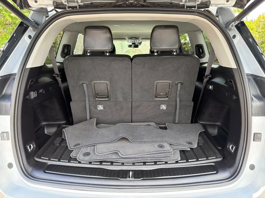 Used 2023 Silver Jeep Limited image 10