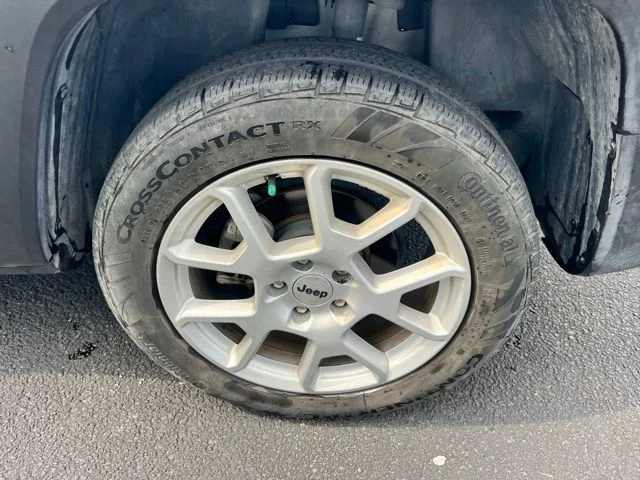 Used 2023 White Jeep Latitude image 8