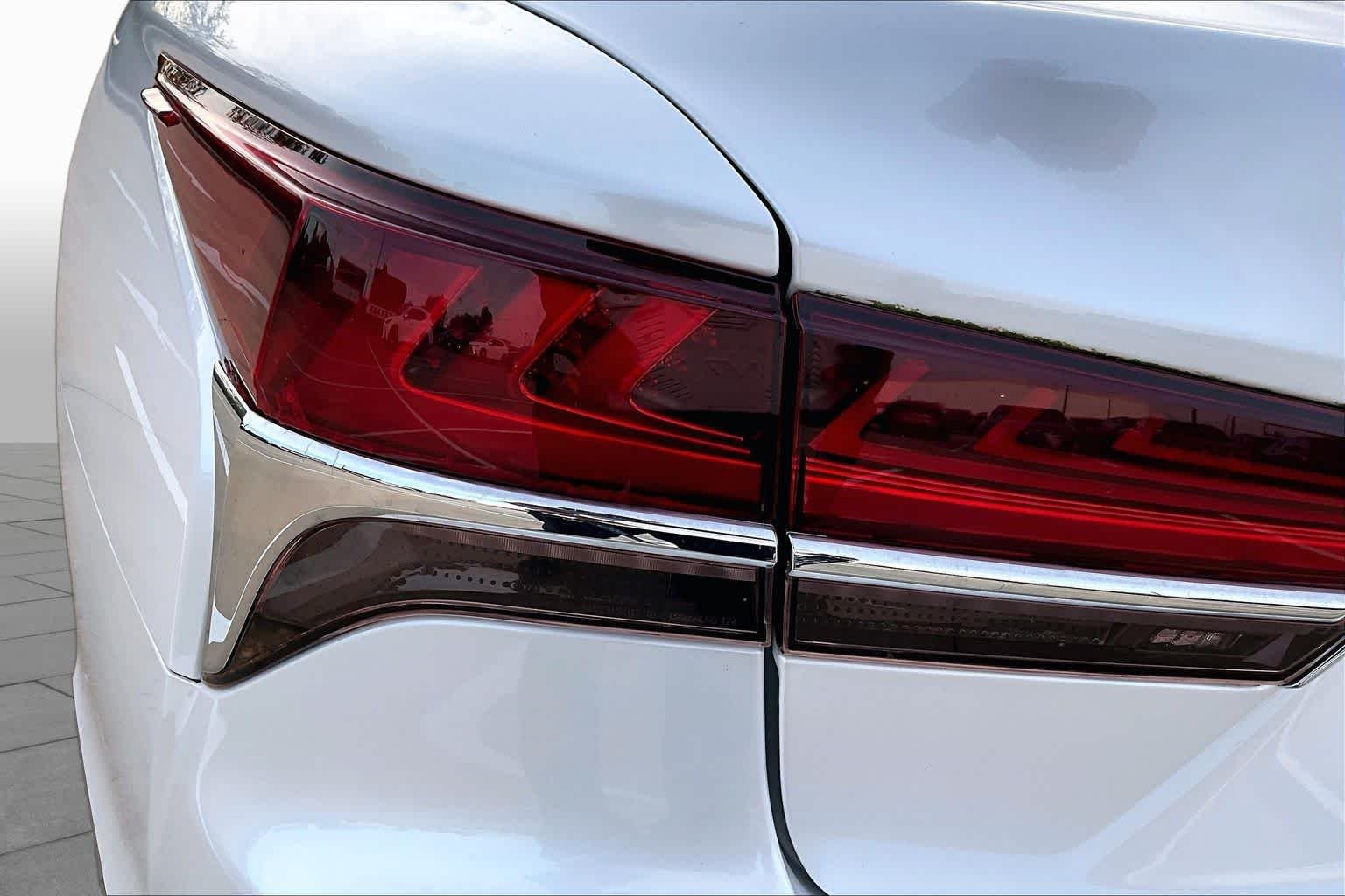 Used 2020 Eminent White Pearl Lexus  image 28