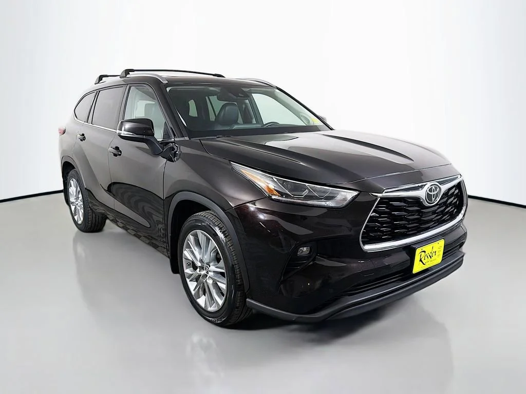 Used 2022 Midnight Black Met Toyota Limited image 4