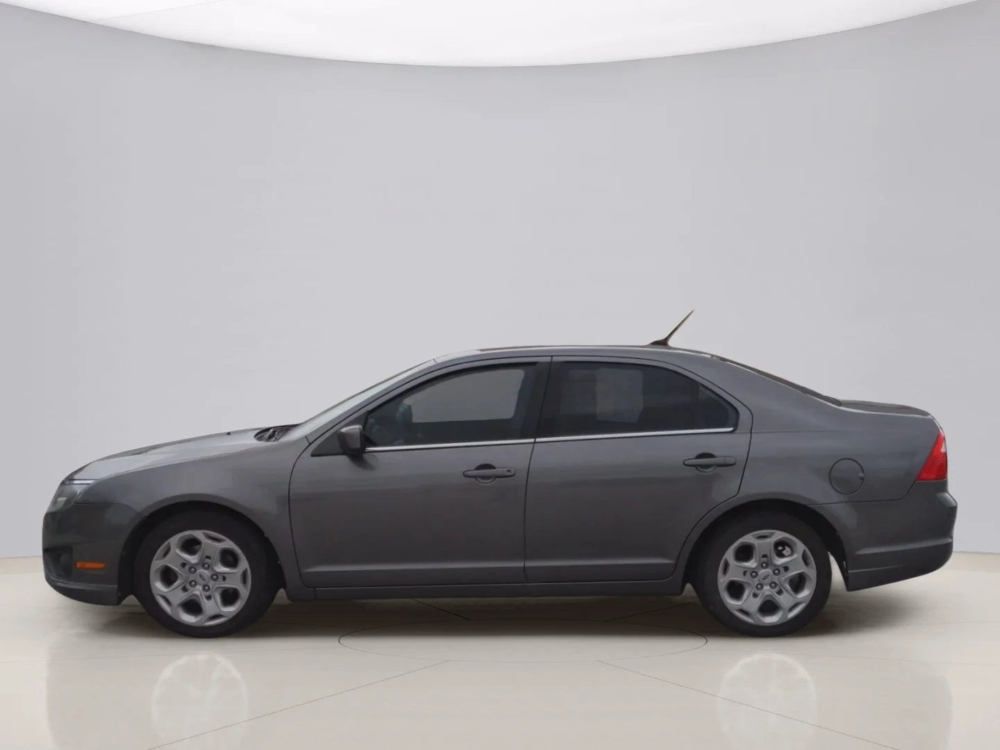Used 2010 Gray Ford SE image 2