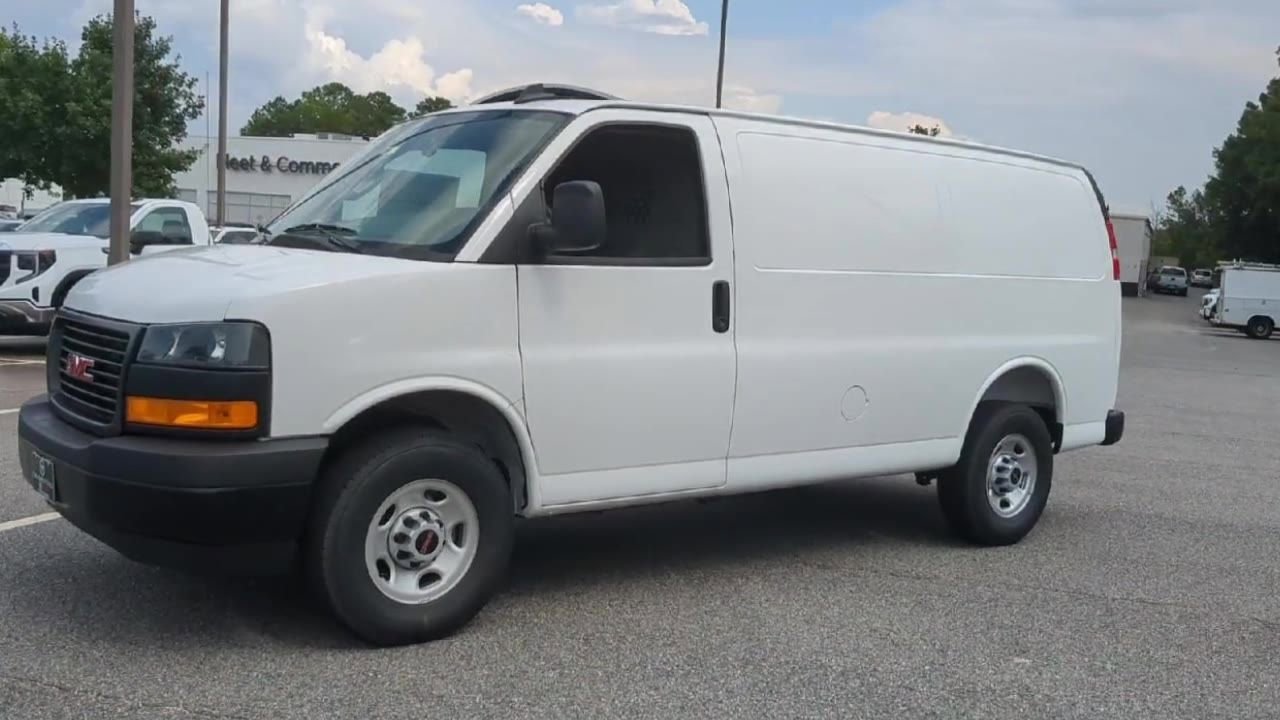 New 2025 Summit White GMC Work Van image 4