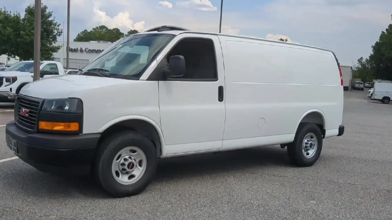 New 2025 Summit White GMC Work Van image 4