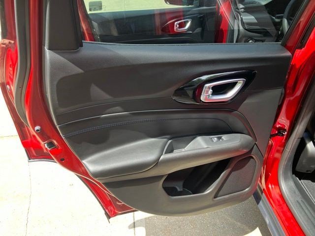 Certified Used 2025 Red Hot Pearlcoat Jeep Latitude image 18