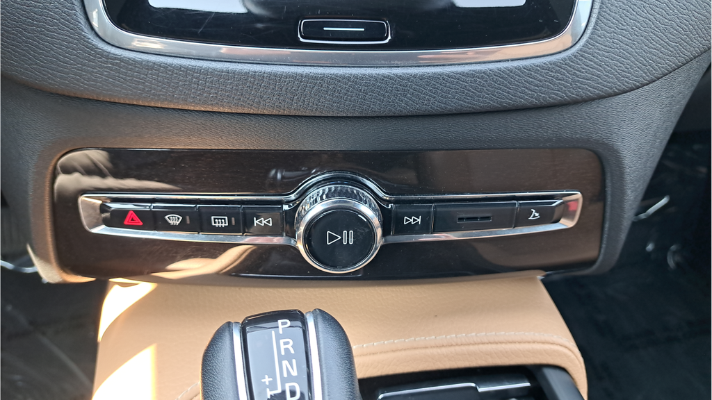 Used 2019 White Volvo T6 Momentum image 21