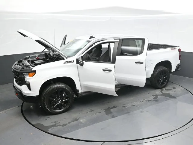 Used 2025 Summit White Chevrolet Custom Trail Boss image 28