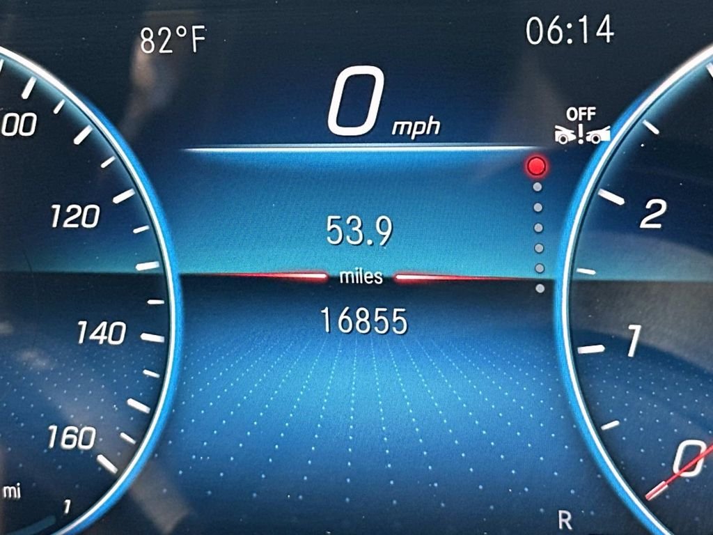 Used 2023  Mercedes-Benz GLB 250 image 30