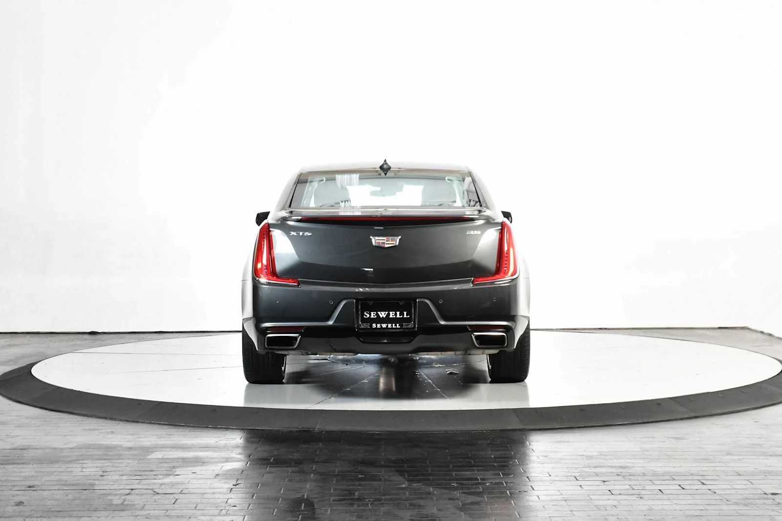 Used 2018 Phantom Gray Metallic Cadillac Luxury image 4