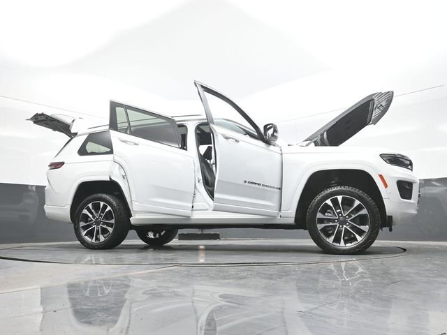 Used 2023 White Jeep Overland image 31
