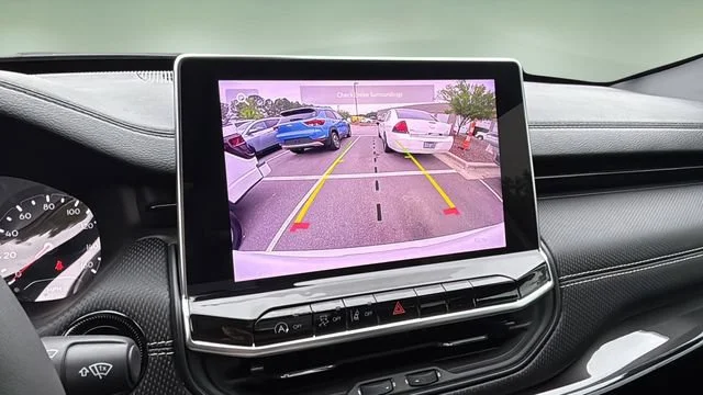 Used 2023  Jeep Altitude image 25