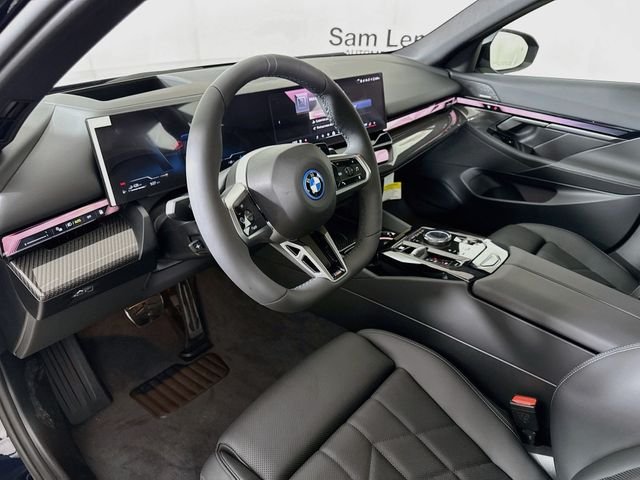 New 2027 Carbon Black Metallic BMW 550e xDrive image 9