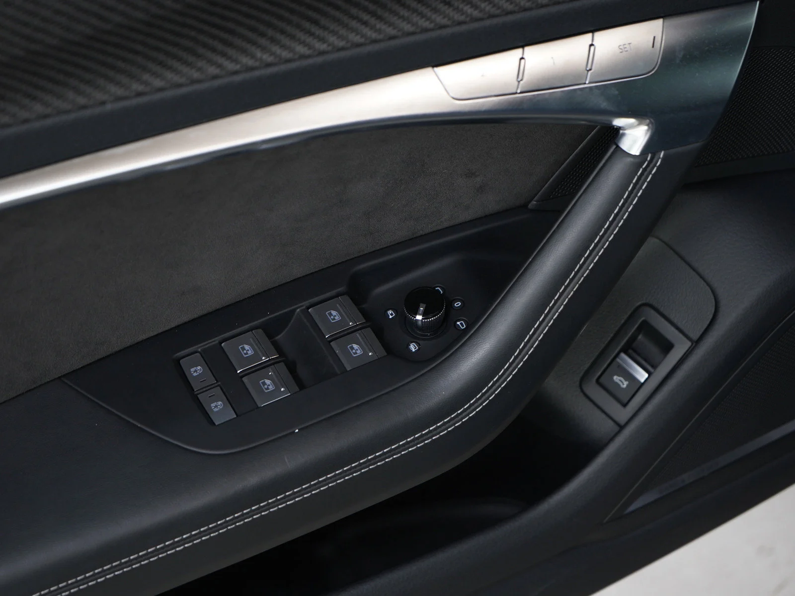 Used 2021 Mythos Black Metallic Audi 4.0 image 32