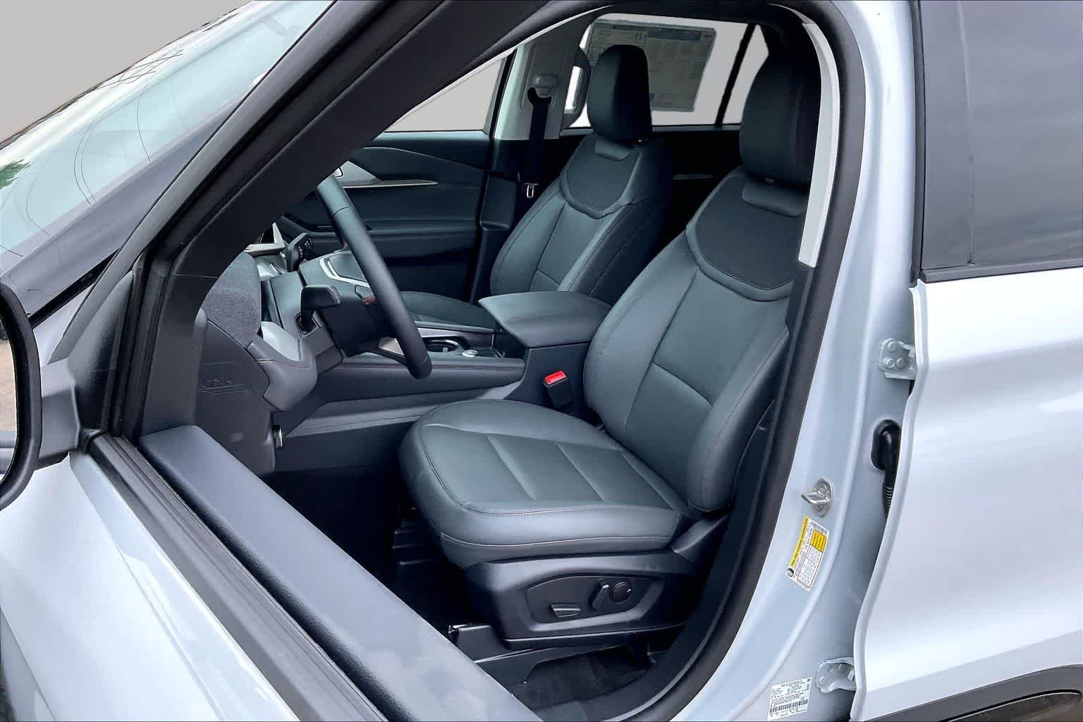 New 2026 Space White Metallic Ford Active image 9