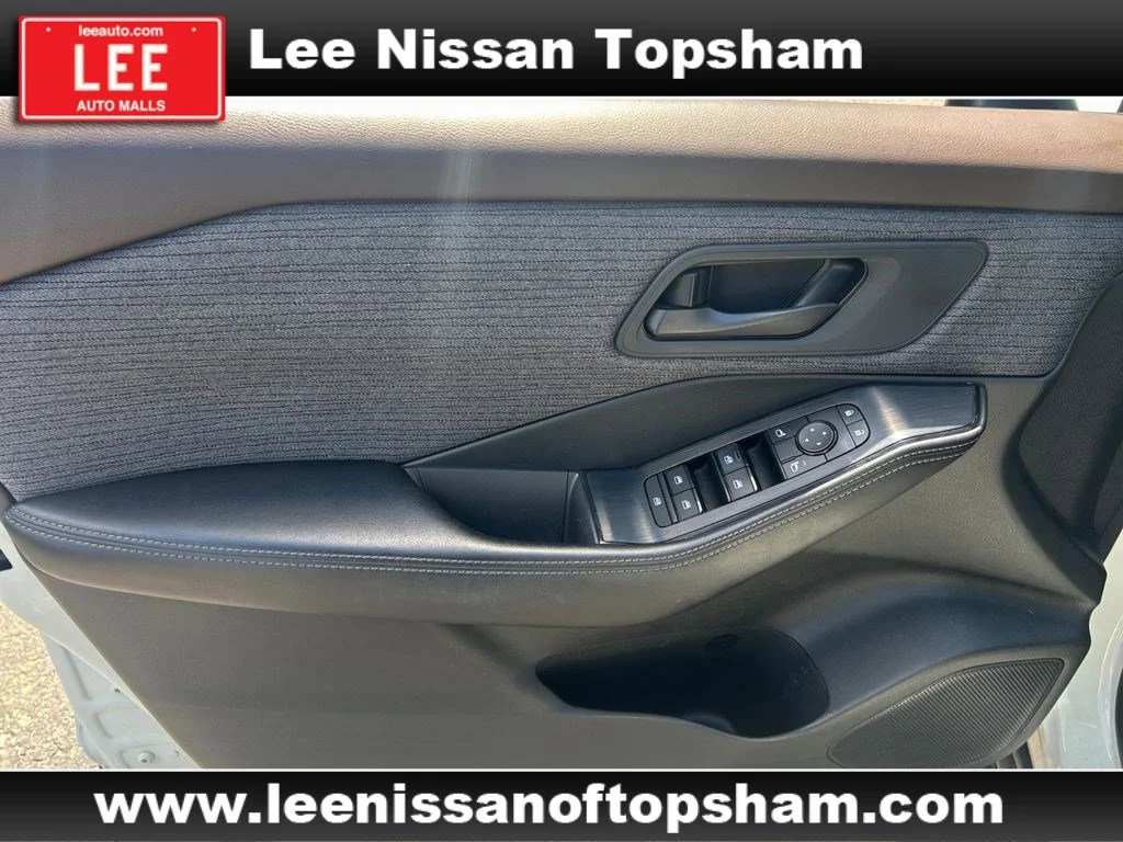 Used 2021 Glacier White Nissan S image 21