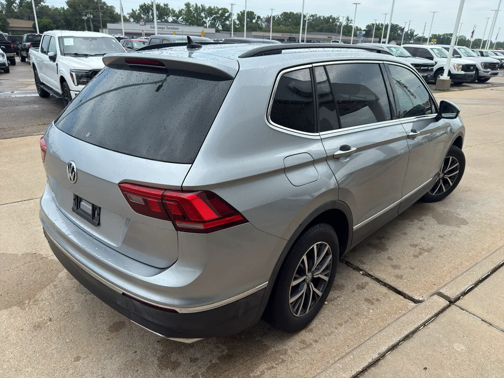 Used 2020 Pyrite Silver Metallic Volkswagen SE image 9