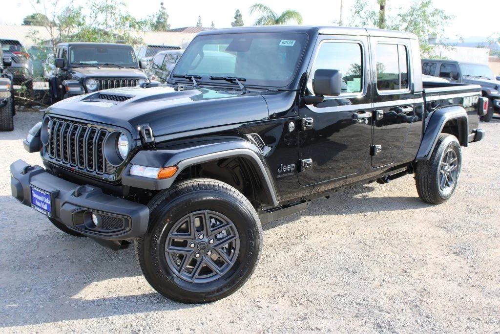 2026 Jeep Gladiator Sport S Auto's photo