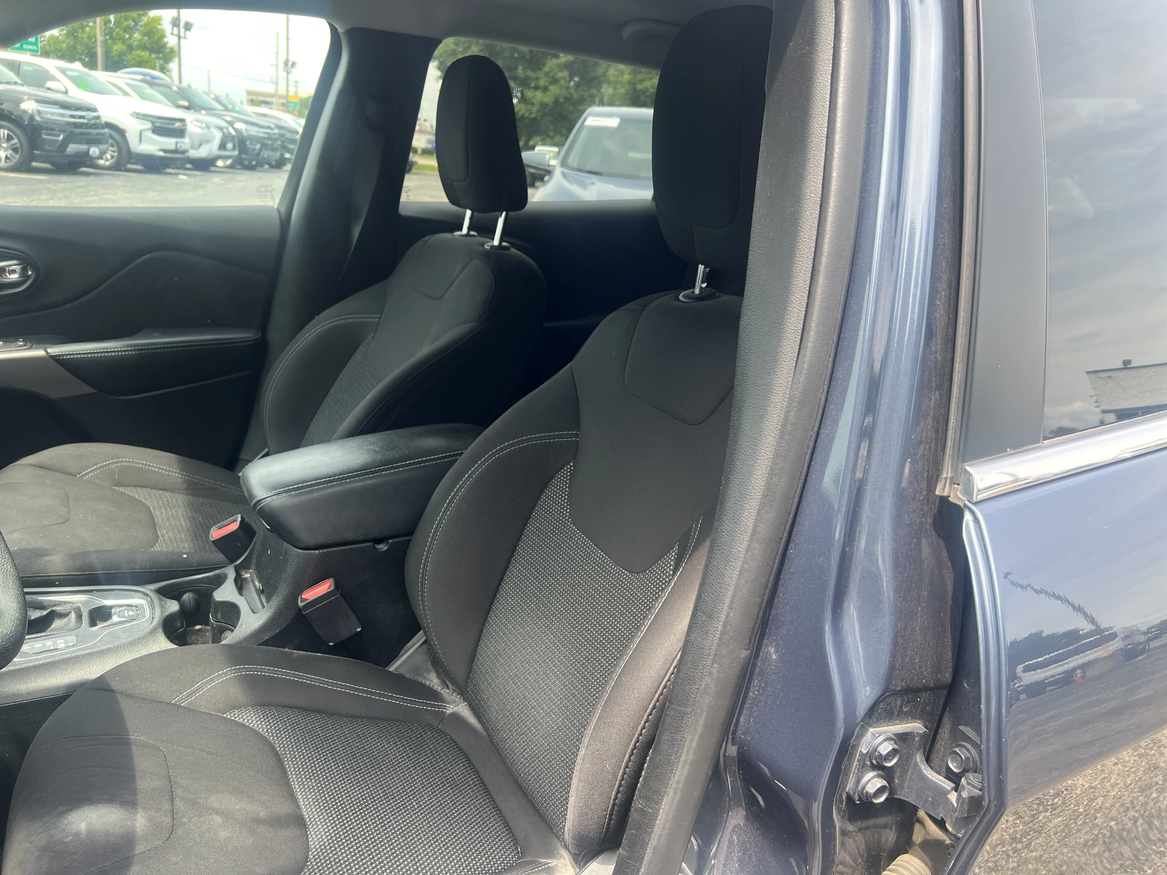 Used 2019 Blue Shade Pearlcoat Jeep Latitude image 9