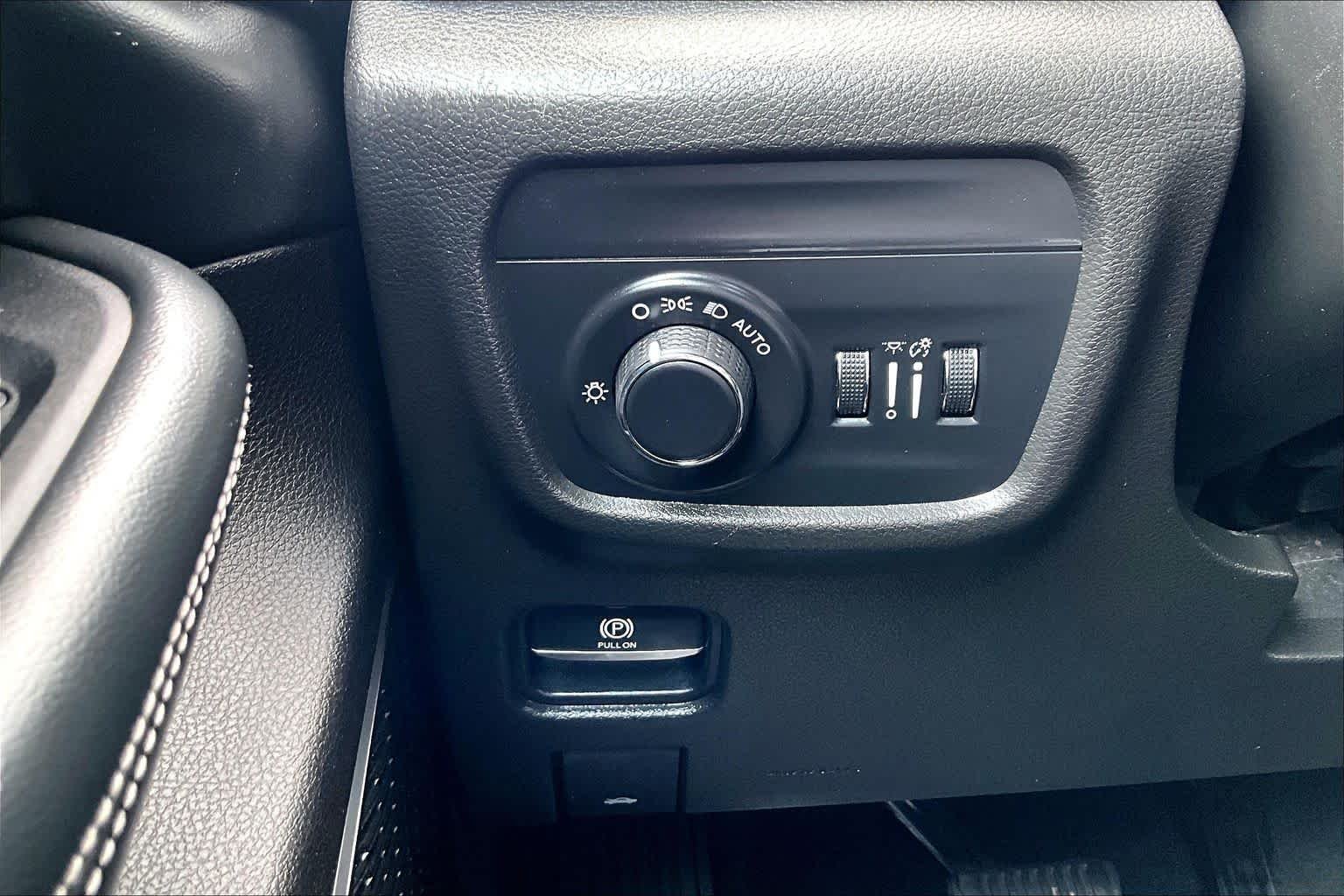 Used 2021 Diamond Black Crystal Pearlcoat Jeep Altitude image 34