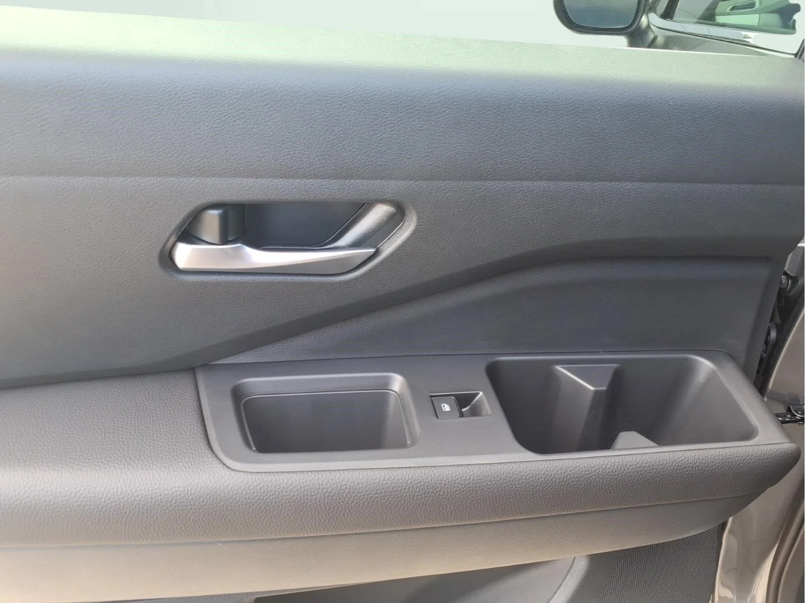 New 2026 Gun Metallic Nissan SL image 6