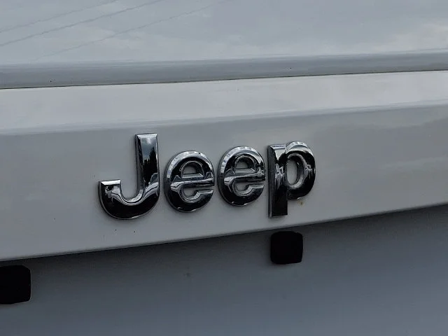 Used 2017 White Jeep Latitude image 32
