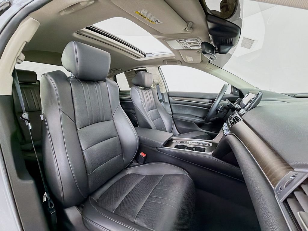Used 2022 Lunar Silver Metallic Honda Touring image 29