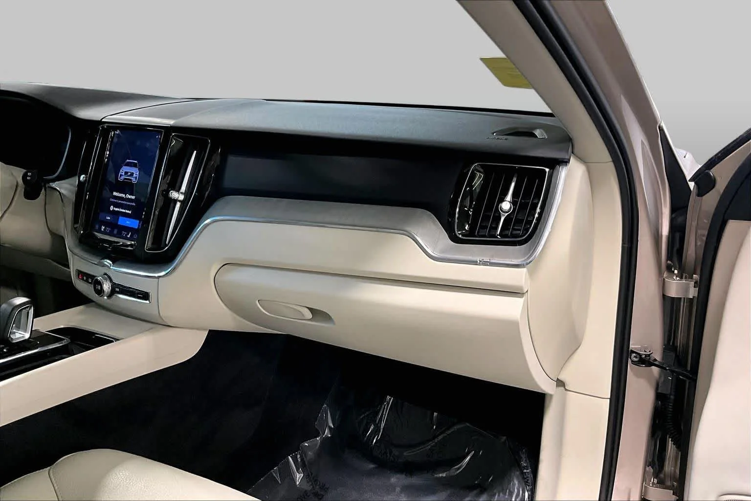 Used 2024 Bright Dusk Metallic Volvo Plus Dark Theme image 18