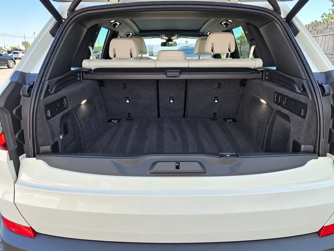 Used 2022 Mineral White Metallic BMW xDrive40i image 28