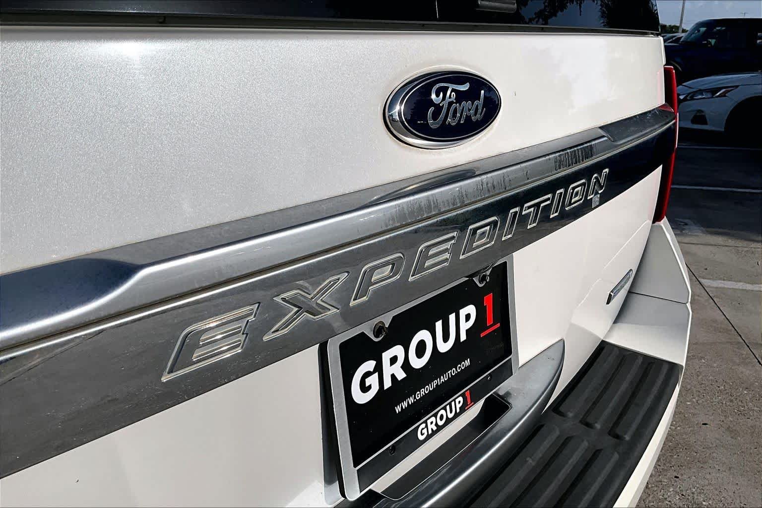 Used 2016 White Platinum Metallic Tri-Coat Ford Platinum image 30
