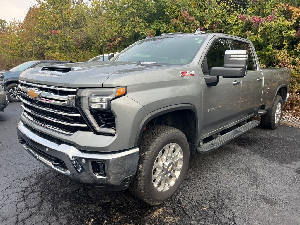 2025 Chevrolet Silverado 3500HD LTZ photo 2