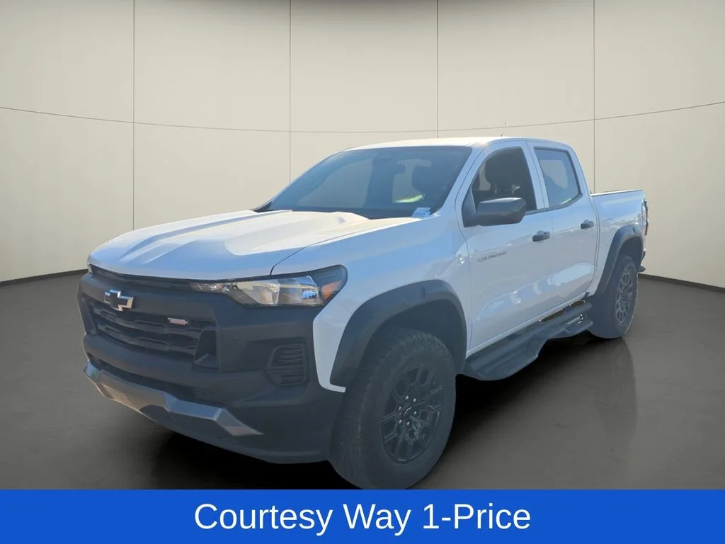 Used 2025 Summit White Chevrolet Trail Boss image 4