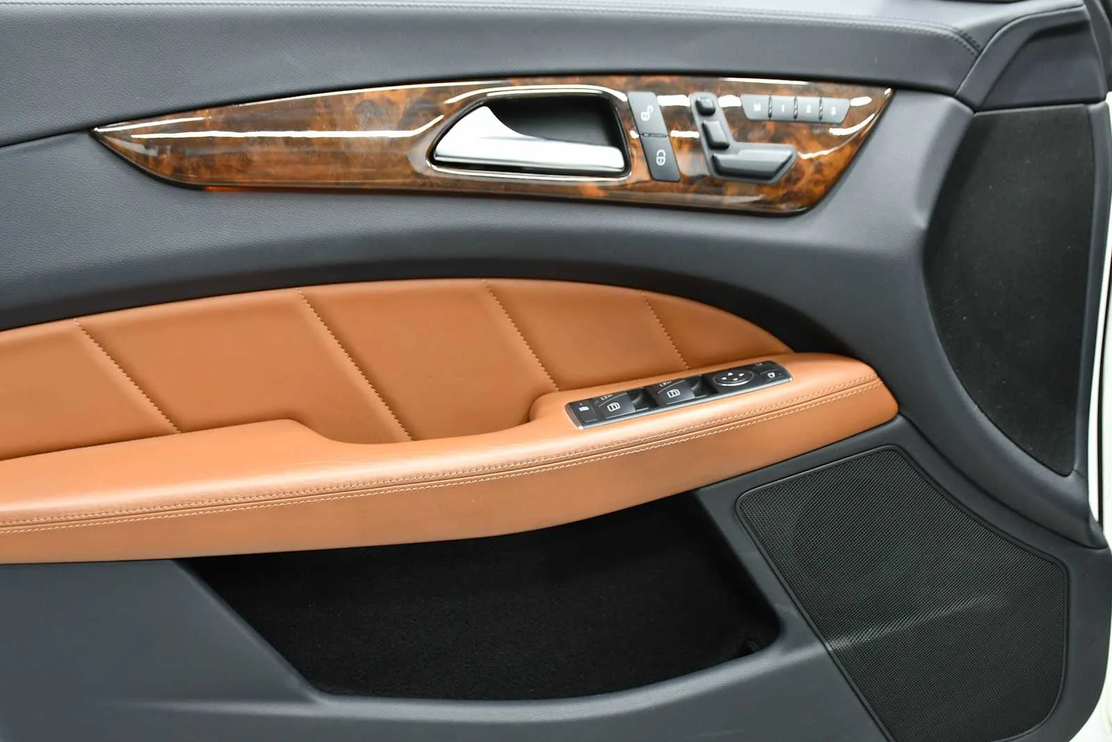 Used 2013 Diamond White Metallic Mercedes-Benz CLS 550 image 13