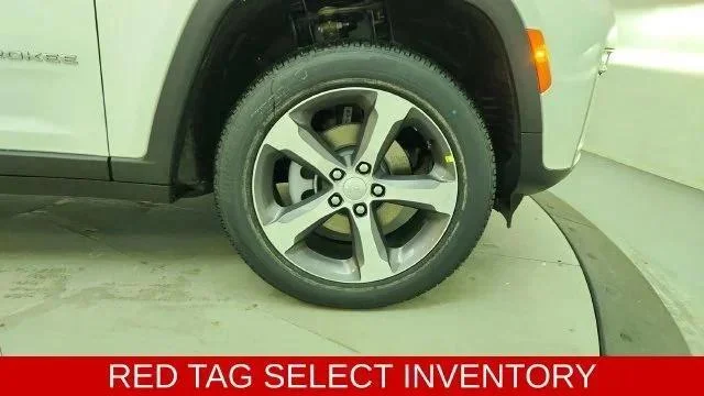 New 2026 Bright White Clear-Coat Exterior Paint Jeep Limited image 13