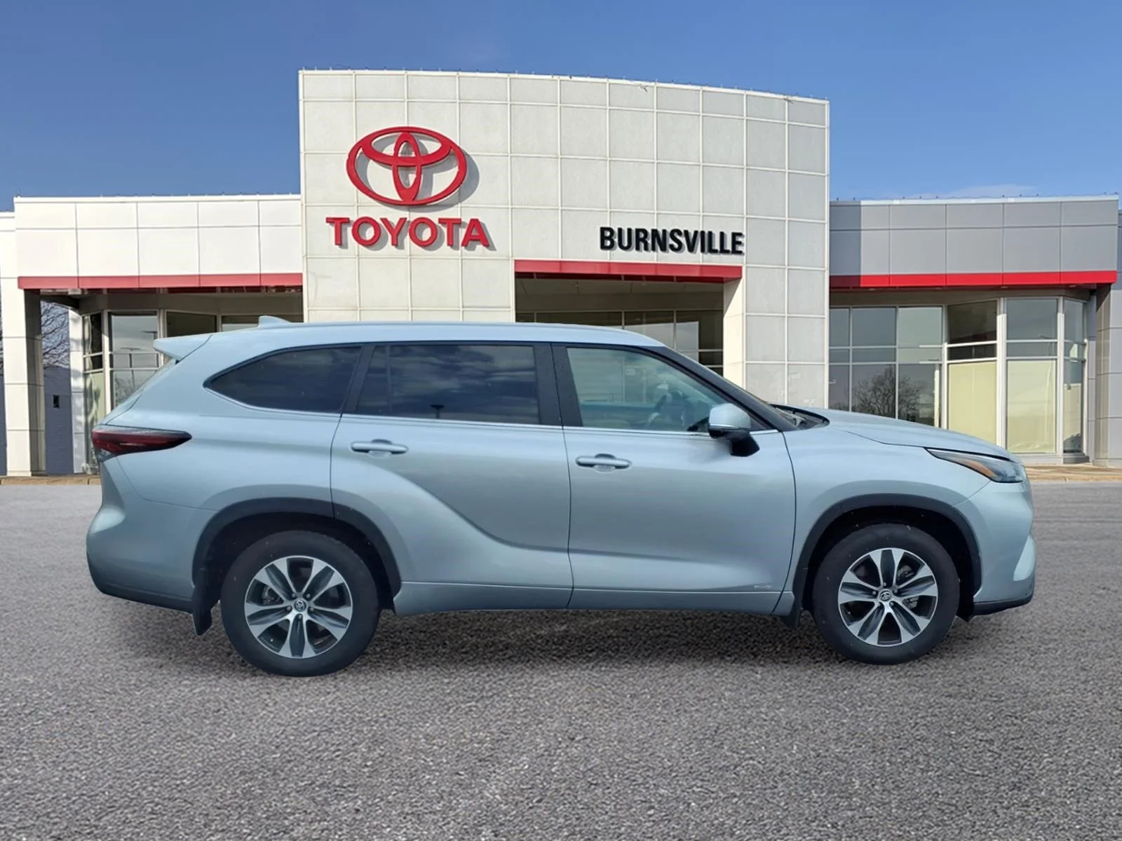 Certified 2025 Toyota Highlander XLE with VIN 5TDKBRCH4SS686441 for sale in Burnsville, Minnesota
