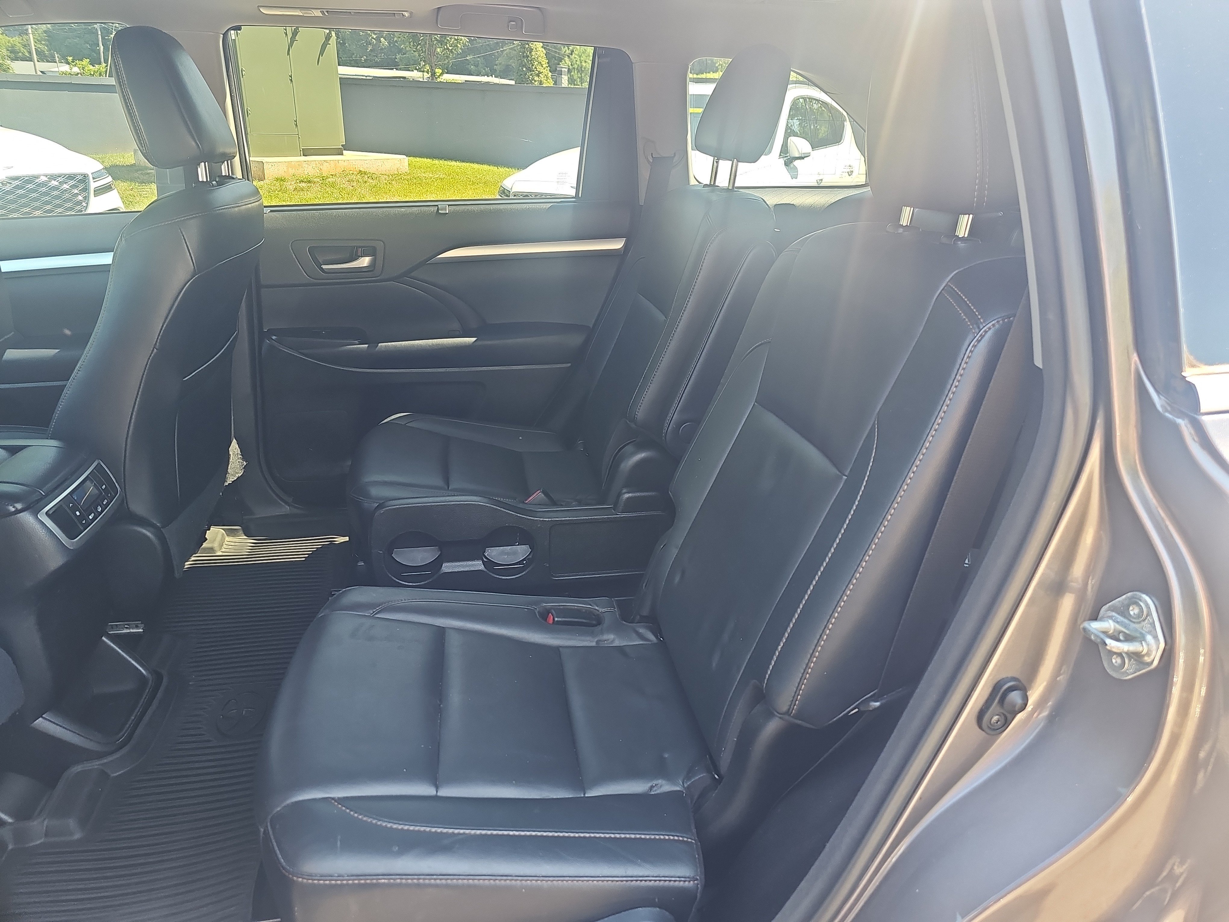 Used 2018 Predawn Gray Mica Toyota XLE image 29