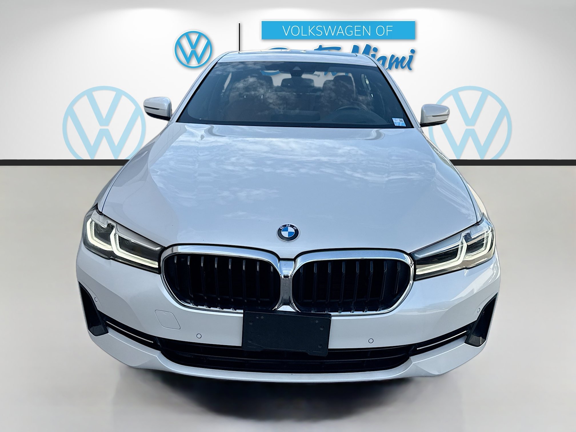 Used 2022 Mineral White Metallic BMW 530i xDrive image 2