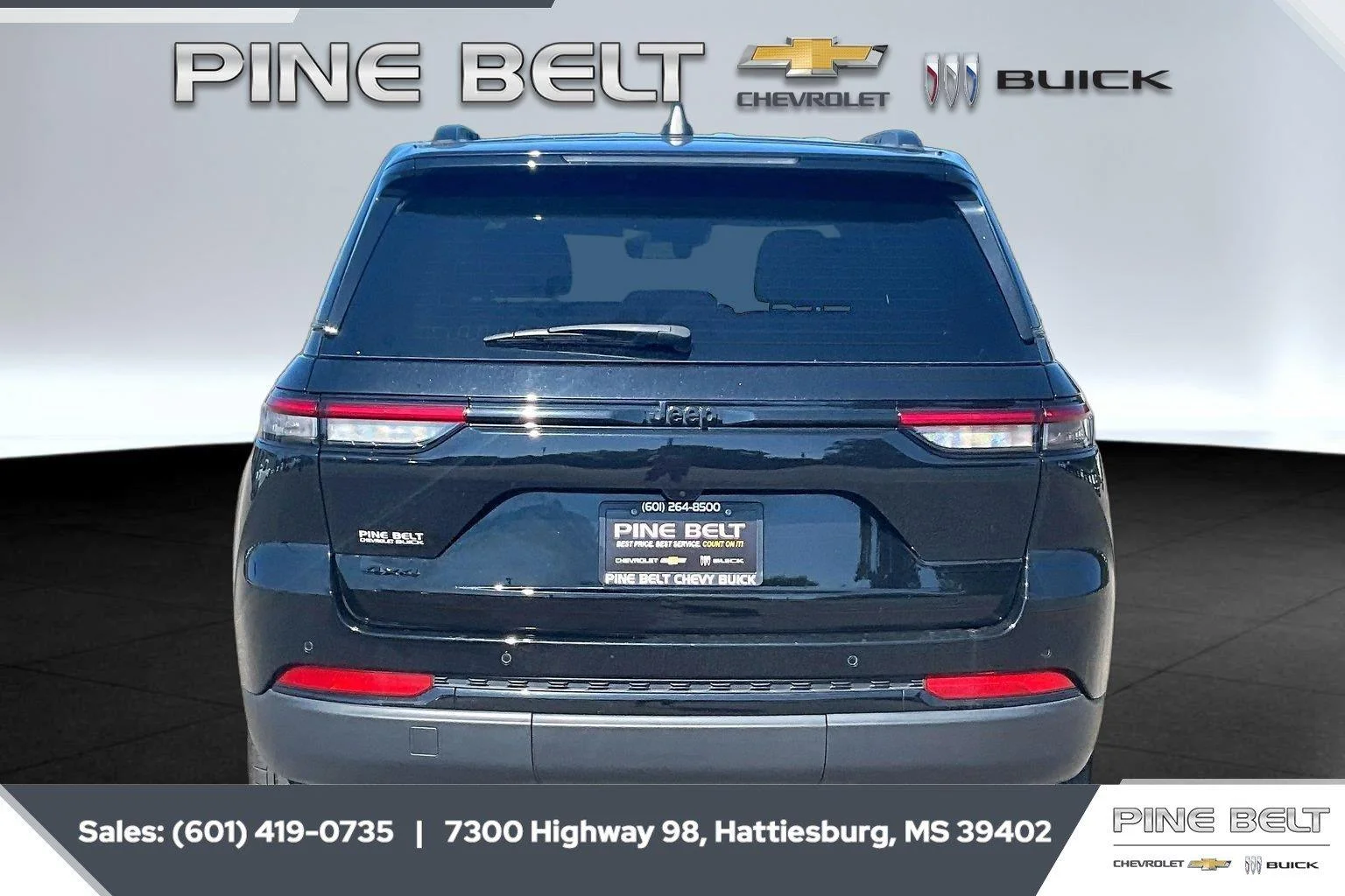 Used 2025 Diamond Black Crystal Pearlcoat Jeep Altitude image 4