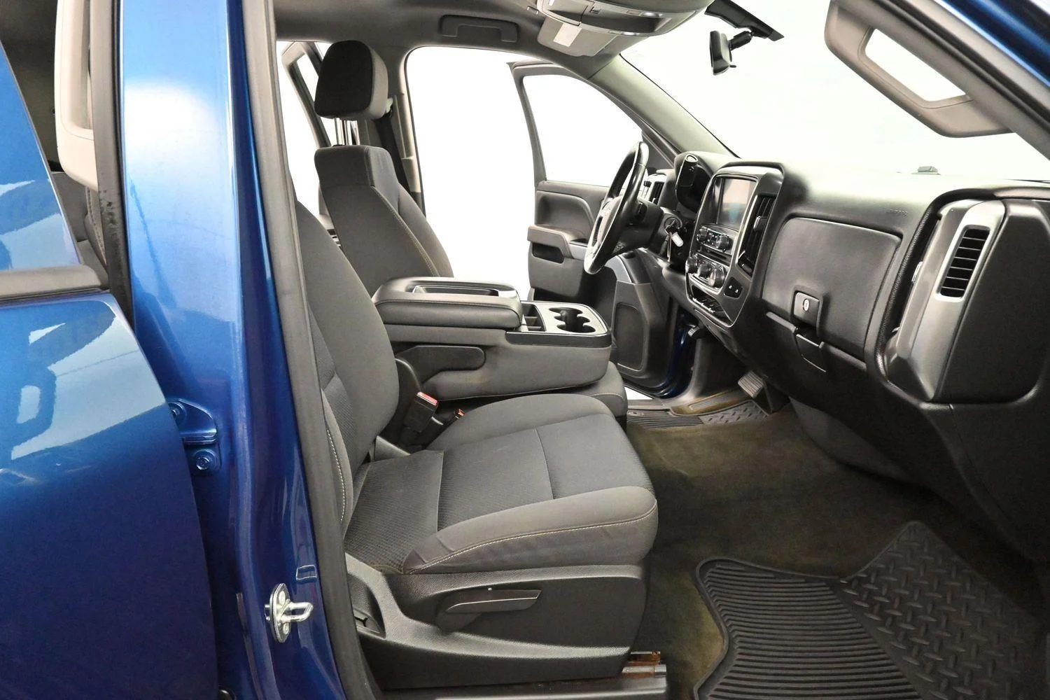 Used 2018 Deep Ocean Blue Metallic Chevrolet LT image 29