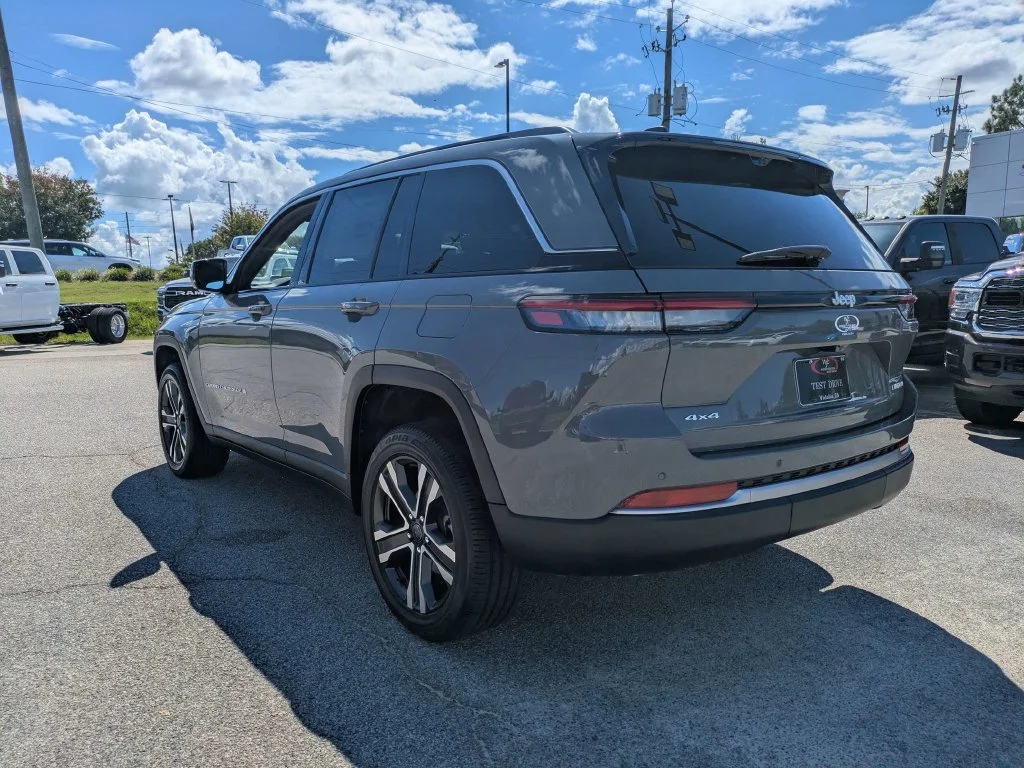 New 2027 Gray Jeep  image 6