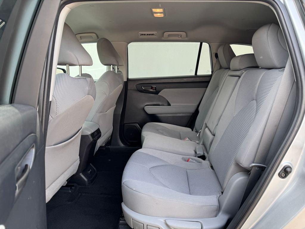 2021 Toyota Highlander LE - Photo 20