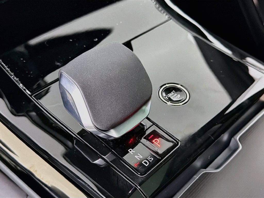 New 2027 Santorini Black Land Rover  Dynamic SE P530 image 17
