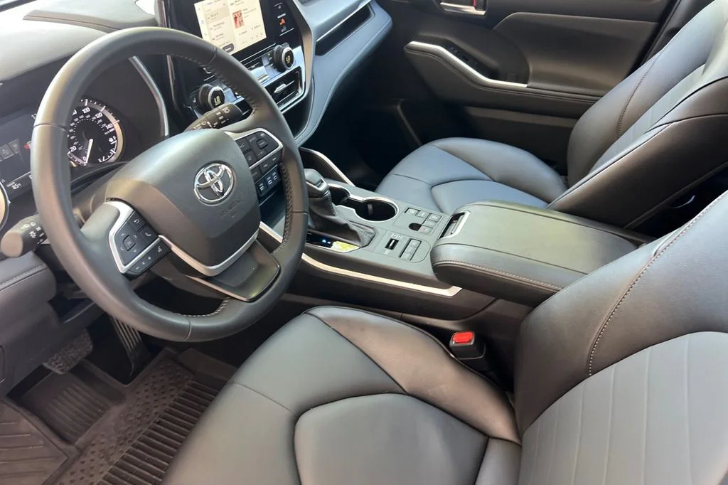 Used 2025  Toyota XLE image 14