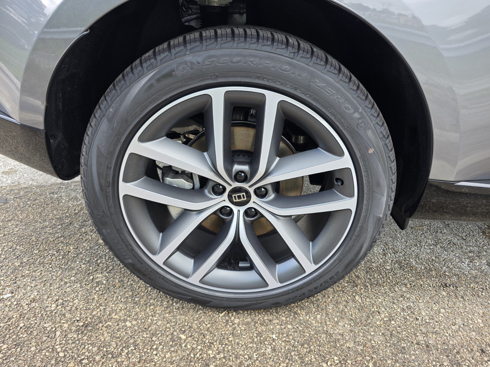 New 2027 Eiger Grey Land Rover P400 SE image 9