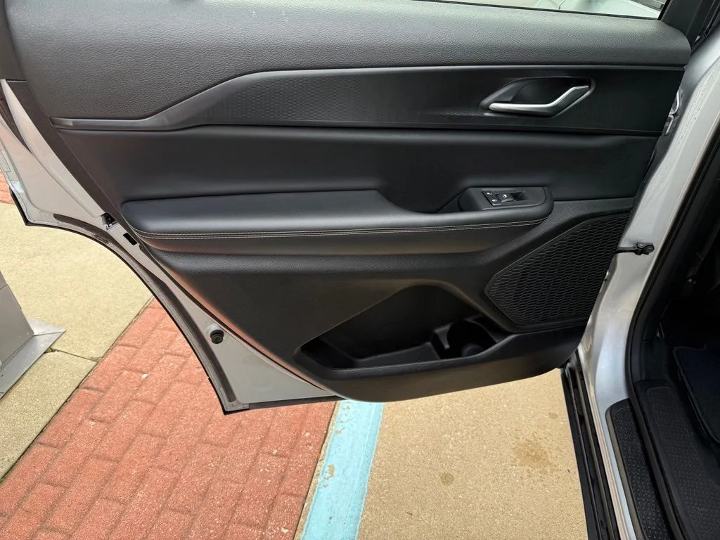 Used 2023 Silver Jeep Altitude image 18