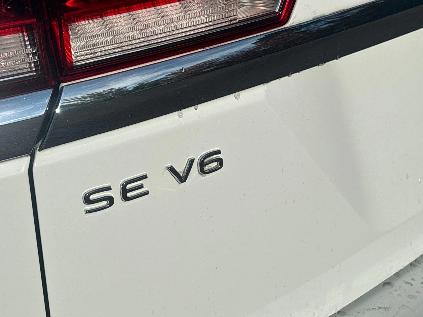 Used 2022 Pure White Volkswagen 3.6L V6 SE w/Technology image 11